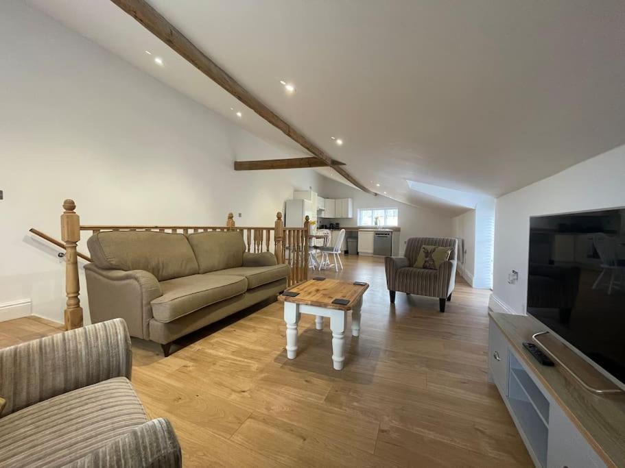 2 Bedroom Cottage In Old Town Swindon Exterior photo
