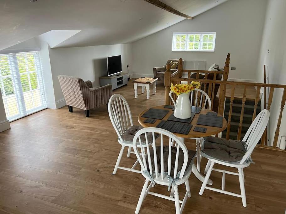 2 Bedroom Cottage In Old Town Swindon Exterior photo