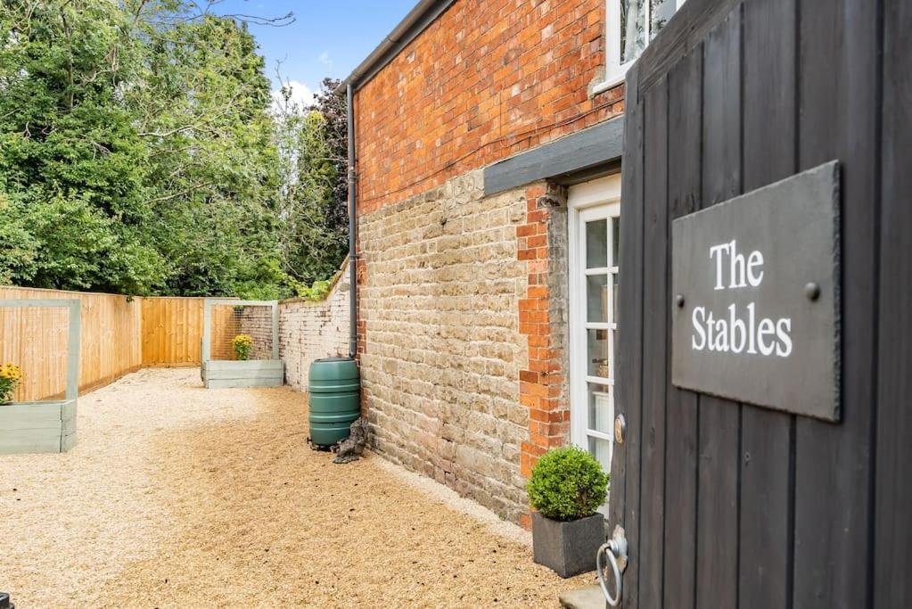 2 Bedroom Cottage In Old Town Swindon Exterior photo